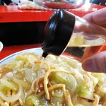 新ちゃん - かたい焼そば　酢をたっぷり