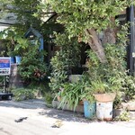 カンパリ - 緑に囲まれた外観