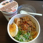 神泉ホルモン 三百屋 - 特製煮込み丼（特盛）　800円