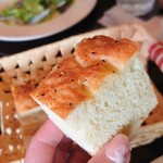 オステリアサンテ - ランチセットの自家製パンはひとり1個