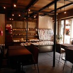 天 - 店内には自社工房で作られた雑貨が並びます。