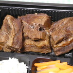 牛たん料理 閣 牛たん工房直売所 - 大きな牛タン角煮が3個も