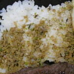 牛たん料理 閣 牛たん工房直売所 - 海苔の下はカレー風味の牛タンそぼろ？