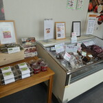 牛たん料理 閣 牛たん工房直売所 - 店内にもいろいろあります