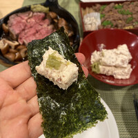 カルネジーオ イースト - そぼろチーズを海苔で巻いて