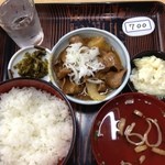 赤坂あべちゃん - もつ煮定食600円全景