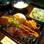 ハンバーグ(200g)とステーキ(150gのぶんステーキ)のランチ。