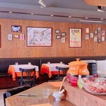 ビストロ バッカス - 豚の写真が飾ってあります