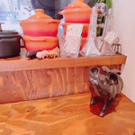 ビストロ バッカス - 豚の置き物だらけ