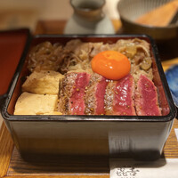 焼肉㐂舌 南船場 - 黒毛和牛イチボ肉とすき焼き煮の合い盛り重