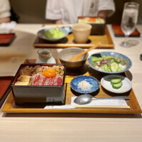 焼肉㐂舌 南船場 - 黒毛和牛イチボ肉とすき焼き煮の合い盛り重