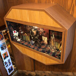 目白田中屋 - 店舗への階段ディスプレイ