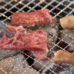 炭火焼ホルモン まんてん - 焼いているところ