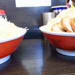 ラーメン二郎 - ＜参考＞小豚ラーメン＋野菜ニンニクカラメ（右）との比較