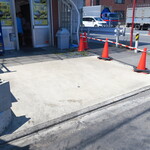 ラーメン二郎 - 店外のウェイティングスペース