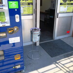 ラーメン二郎 - 店外の喫煙スペース