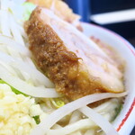 ラーメン二郎 - 豚の厚み