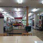 錦秋湖サービスエリア - 売店コーナー、奥は秋田方面側利用者出入り口