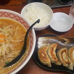 ラーメン めん丸 - 平日ランチＡセット（味噌らーめん+餃子5個+半ライス+おしんこ）　850円