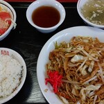中国家庭料理 上海や - ごはん、サラダ、スープ、ウーロン茶(または杏仁豆腐)