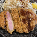 キセキ食堂 - 上キセキカツ定食　ズームアップ
      
      右から2枚はソース　真ん中は塩　左はお醤油で
      
      食べちゃいます。　ソースんとこはレモンかけちゃう
      
      綺麗な色♡