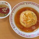 餃子の王将 - 【天津飯：440円】
            スープ付きです(o^-')b !
