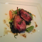 ラシェリール - 肉：子羊のロースト、燻製の香り、春野菜添え