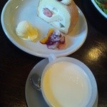 オーチャードグラス - 日替わりケーキ（季節のフルーツ付き）とホットミルク