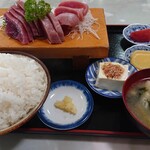 魚吉食堂 - カツオ刺身定食ご飯大盛り