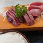 魚吉食堂 - カツオ刺身アップ