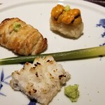 馳走 啐啄一十  - ③鱧(愛媛県伊予灘産)の炭火焼き霜
      
      ④白焼き真穴子(長崎県壱岐島産)の握り
      
      ⑤赤雲丹(京都府間人産)の握り
      
      シャリは穏やかな赤酢で硬さは普通くらい、主張は穏やか
      個人的にはもう少し硬めが好みです