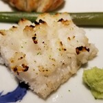 馳走 啐啄一十  - ③鱧(愛媛県伊予灘産)の炭火焼き霜
      鱧の産卵期は夏、旬は初夏と晩秋の2回。
      丁寧に骨切り後、表面をパリッと炭火で焼いてありますが、中身はしっとりとした食感が残っており、複雑な味わいが楽しめます。