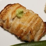 馳走 啐啄一十  - ④白焼き真穴子(長崎県壱岐島産)の握り
      産卵期は初夏～初秋、旬は夏～秋。
      ふわふわと軟らかく蒸してから焼いてあります。
      ツメが無い分、穴子の旨みを感じ易い