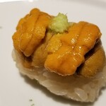 馳走 啐啄一十  - ⑤赤雲丹(京都府間人産)の握り
      赤雲丹の産卵期は初秋～晩秋、旬は初夏～晩夏
      爽やかな甘さと穏やかな旨みに夏の訪れを予感します
      シャリは穏やかな赤酢で硬さは普通くらい、主張は穏やかです