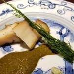 馳走 啐啄一十  - ⑥煮黒鮑(島根県産)、肝ソース添え、あおさ載せ
      黒鮑の産卵期は秋～冬、旬は初夏～夏
      90℃で4時間煮た黒鮑は軟らか噛むほどに旨みが拡がり、肝ソースの磯の薫り、川のりの清廉な薫りが鼻腔を抜けていきます