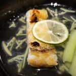 馳走 啐啄一十  - ⑦炭火焼き白甘鯛(愛媛県八幡浜産)、蓴菜(広島県黒瀬産)、利尻昆布&鮪節出汁のお椀
      白甘鯛は上品な脂が炭火焼きで活性化し、旨みと甘さが素晴らしい
      蓴菜は朝摘みならではの透き通った寒天質、素晴らしい逸品