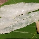 馳走 啐啄一十  - ⑧虎魚(愛媛県来島海峡産)(36時間寝かせ)(手前)
      寝かせの浅い仕様で、少しコリ感を残した仕上がり
      ⑨虎魚(3日寝かせ)(奥側)
      しっかり寝かせて穏やかながらも上質な旨み&甘みを引き出しています