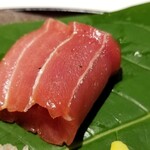 馳走 啐啄一十  - ⑮本鮪背トロ(沖縄県石垣島産、やま幸、165kg)
      日本近海の本鮪の産卵期は春～夏、旬は初秋～冬
      近海の本鮪特有の薫り、酸味は薄く、春先独特の大人しい甘みと旨みが印象的です