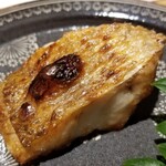 馳走 啐啄一十  - ⑯炭火焼き赤鯥(雄、山形県庄内産)
      炭火焼きで脂を落としつつ、身から出た脂で表面をパリッとさせた焼き加減が一番好き！
      皮目から芳ばしさが薫り、加熱により脂が活性化し芳醇な旨みがより強くなります