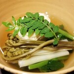 馳走 啐啄一十  - ⑰蕨(山形県産)の湯葉巻き、清流クレソン(新潟県産)、姫竹(根曲がり竹)、真昆布&いりこ、鰹節、鯖節、あご節の出汁のお椀
      個人的にはお椀の美味しさを堪能するなら野菜のお椀がベストだと思います♪
