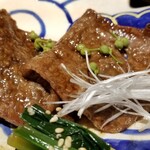 馳走 啐啄一十  - ⑱炭火焼き薄切り榊山牛ロース(広島県熊野産)
      榊山牛は32ヶ月以上の長期生体熟成させたブランド黒毛和牛で、脂の質が軽やかなのが特徴です。
      もちろんお肉の旨みもバッチリです！