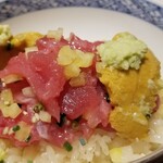 馳走 啐啄一十  - ⑲本鮪トッサキ(沖縄県石垣島産、やま幸、165kg)&北紫雲丹(青森県大間産)のどんぶり
      トッサキは頭～背中の部位で、旨みが強いが、筋が多いので解し身になります
      赤酢のシャリの硬さはこれくらいが好み