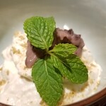 馳走 啐啄一十  - ⑳胡麻プリンの小豆餡のせ
      モチモチぶるぶるな食感と控えめな甘さ。
      滑らかな口溶け。
      こし餡も溶ける様な円やかさ。
      白胡麻の香りが宴の終演を彩ります。