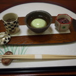 古賀 - 前菜3種盛、左より、じゅんさい、アスパラ豆腐、ホタルイカの沖漬け