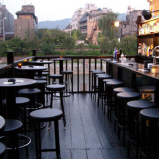 【鴨川納涼床】バーカウンターは当店のみ