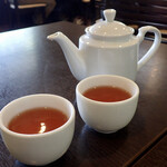 台湾料理 鼎 - まずはジャスミン茶がサービス