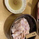 焼肉処 まるます家 - ガツはお好みで塩ダレが
      付いてきます♬
      梅ペーストとゴマ油ベース♡