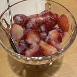 焼肉処 まるます家 - イチゴの宝石♬
      冷凍イチゴに練乳♡
      本家上富良野にもある
      メニューを継承♬