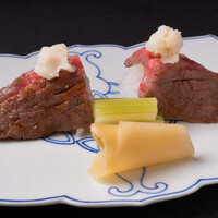 近江牛握りすし 当店の名物料理 すし飯と肉の甘みと発酵米との絶妙の深い味わい