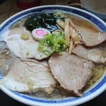 武田そば屋 - 冷やしラーメン大盛。(チャーシューメンバージョン)
      左側に氷あります。